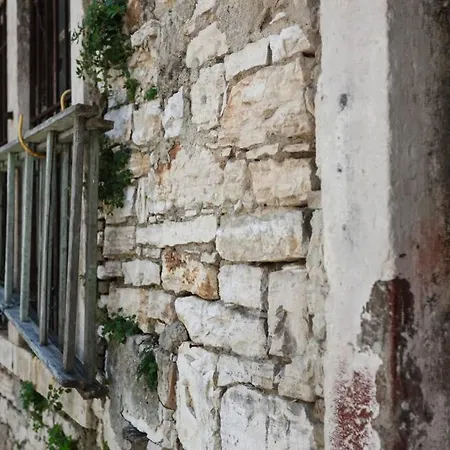 Charming In Town Center Apartment Pula