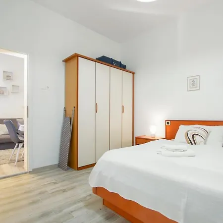 Charming In Town Center Apartment *