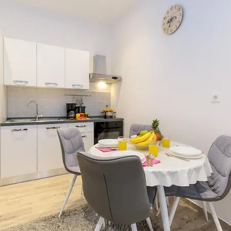 Charming In Town Center Apartment Pula