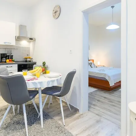 Charming In Town Center Apartment